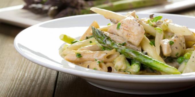 Pasta with chicken and asparagus in a creamy sauce