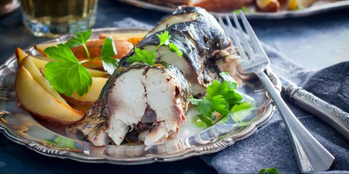 Fish in the oven in foil with lemon: a simple recipe