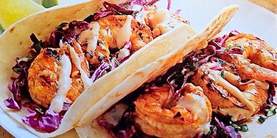 Recipes for the grill: taco with spicy shrimp and cabbage in sour cream sauce