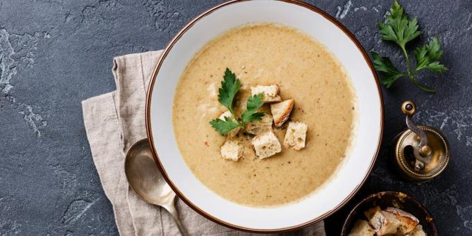 Creamy champignon soup with cream