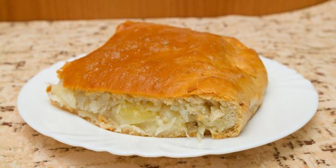 Pie with cabbage and potatoes