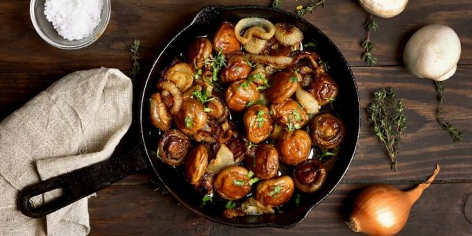 Roasted champignons with shallots, white wine and thyme