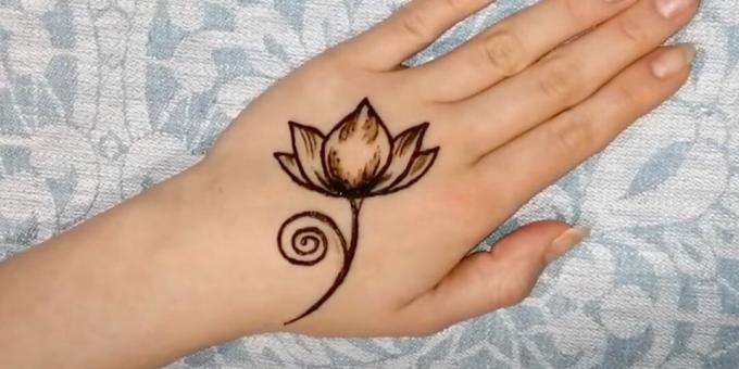 Henna drawings on the hand: draw the trunk and branches