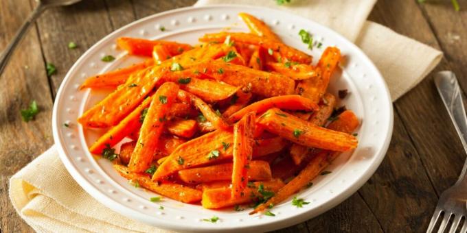 Carrots baked with thyme in the oven