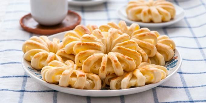 Puff pastries with pineapples