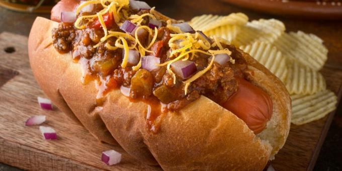 Hot dogs with spicy meat sauce