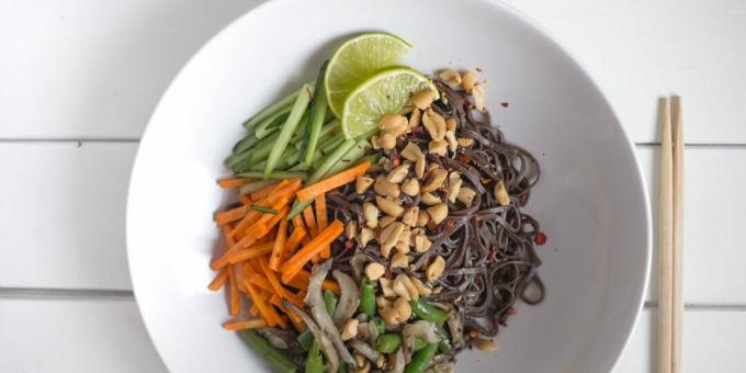 Buckwheat noodles with vegetables, oyster mushrooms and peanuts