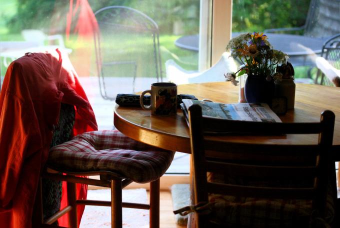 How to maintain order in the house? Remove things from the kitchen table