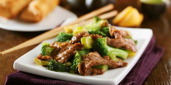 Beef stir-fry with broccoli