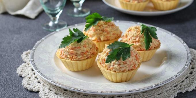 Tartlets with chicken, carrots and cheese