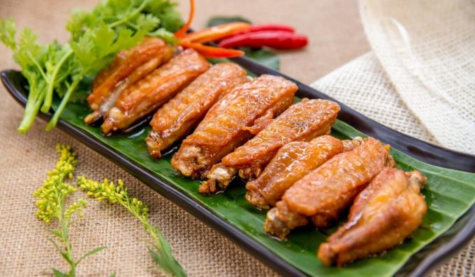 Chicken wings with fish sauce in a pan