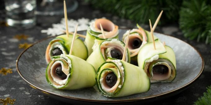 Cucumber rolls with ham and cheese