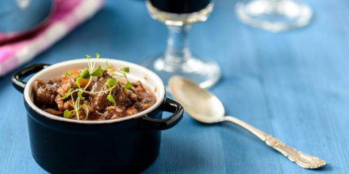 Beef stewed in the oven with onions and yogurt