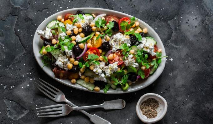 Salad with chickpeas, vegetables and feta