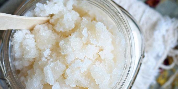 Scrub with sugar and oil for hair shine