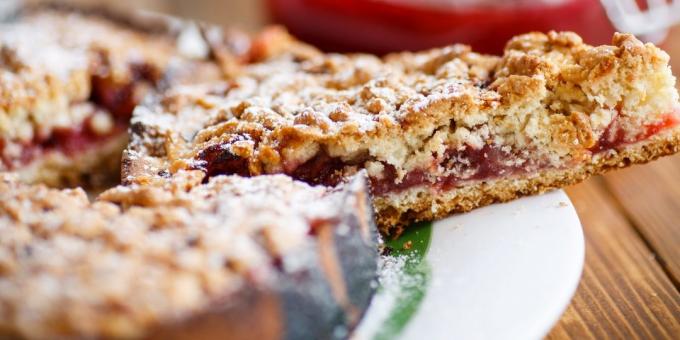 Sand cake with cranberries