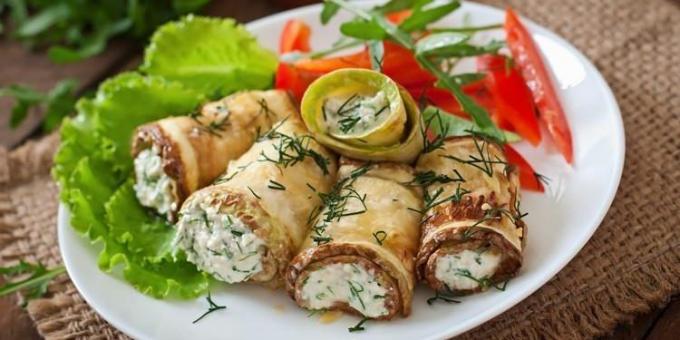 Rolls of squash with cheese and pepper