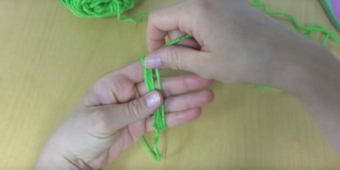 How to make a pompom: start winding threads