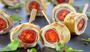 Pancake rolls with ham and tomatoes
