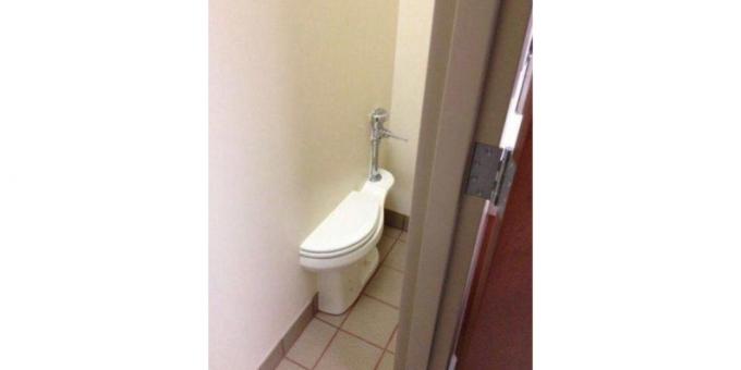 wall on the toilet