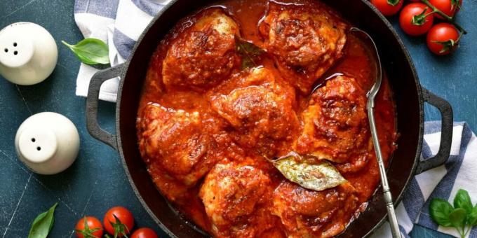 Chicken stewed in tomato sauce