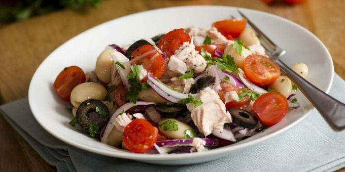 Salad with tuna, tomatoes and beans