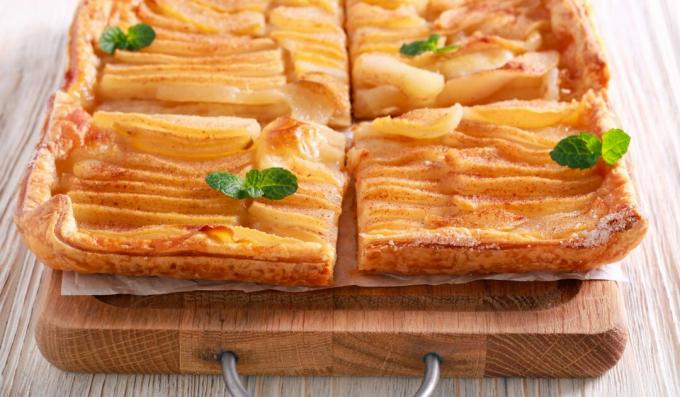 Puff pastry pie with pears and cream cheese