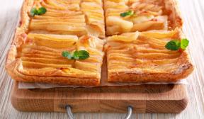 Puff pastry pie with pears and cream cheese - Lifehacker