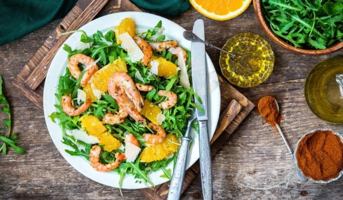 Refreshing salad with shrimps and orange