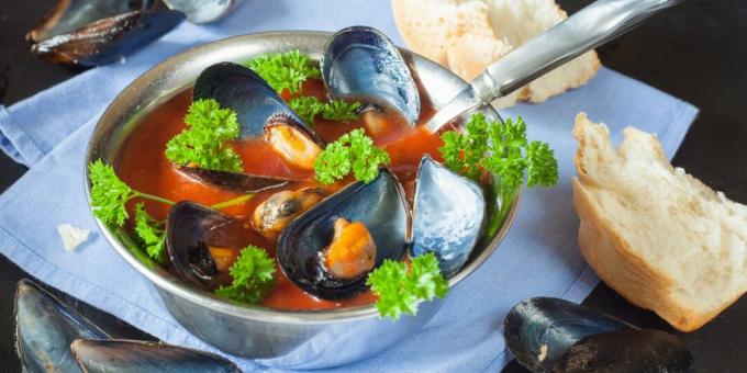 Tomato soup with mussels
