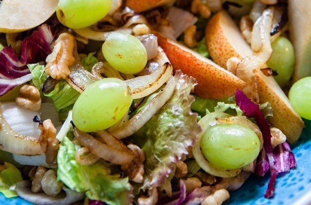 Salad with grapes