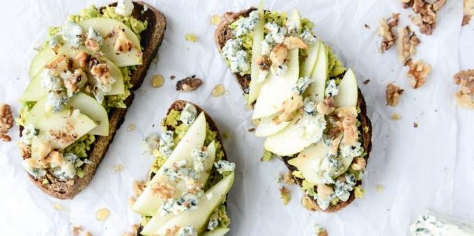Sandwiches with avocado, pear, honey, walnuts and blue cheese