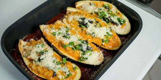 Baked eggplant with meat: fill each boat with the resulting filling