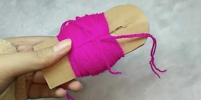 How to make a pompom: tie the threads