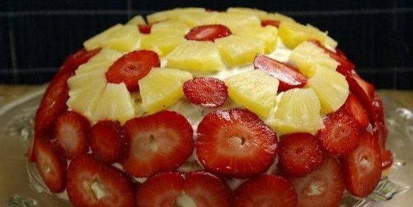 Cake cookie with pineapple and strawberry