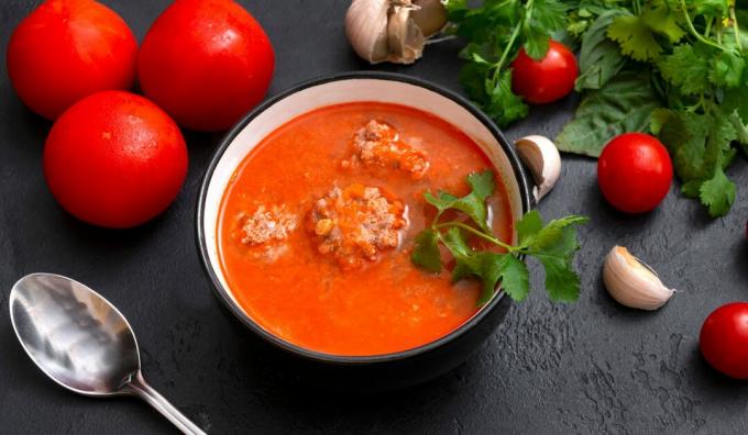 Tomato soup with rice and meatballs