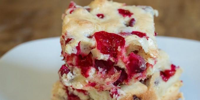 Cake with cranberries and white chocolate