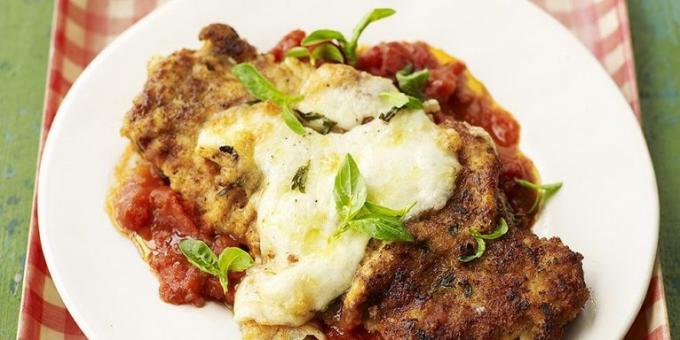 What to cook pork: escalope with tomato sauce with mozzarella