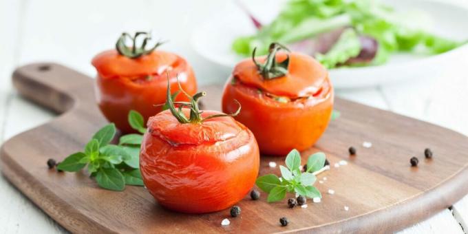 Tomatoes stuffed with meat and bulgur