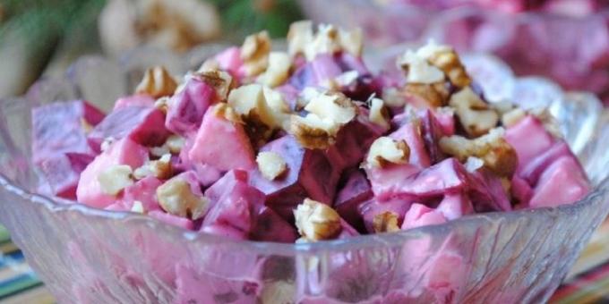 Salad with apple, beetroot and walnuts