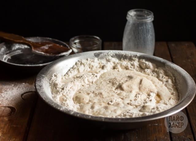 Universal yeast dough: flour, yeast, add to the solution, vinegar and oil