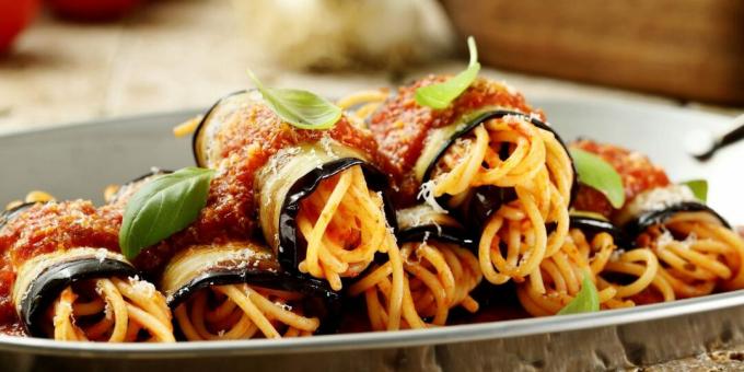 Eggplant rolls with spaghetti and tomato sauce