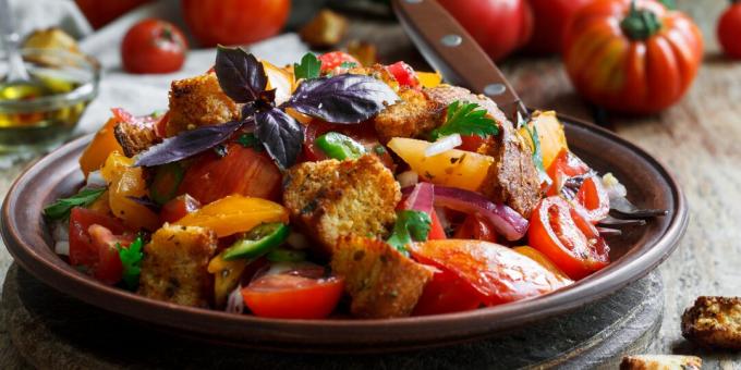 Panzanella with cucumber, bell pepper and capers