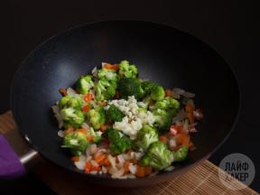 How to cook an inexpensive dinner: rice stir frying vegetables