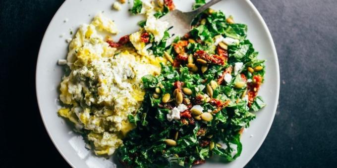 How to cook scrambled eggs with goat cheese