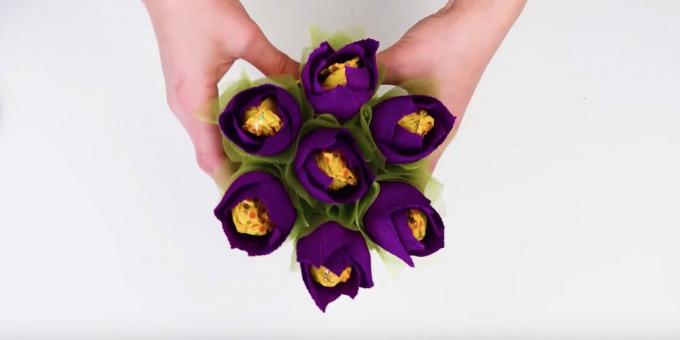 DIY candy bouquet: insert flowers
