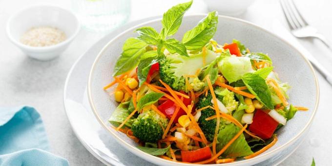 Salad with bell peppers, carrots and broccoli