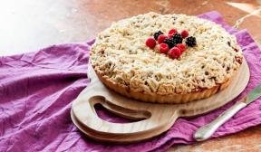 Grated raspberry and blackberry pie