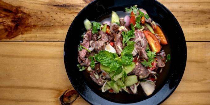 Warm salad with beef, vegetables and mustard dressing