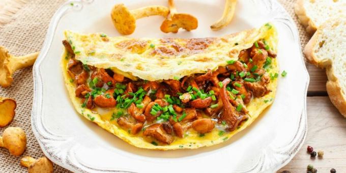 Omelette with chanterelles, thyme and rosemary